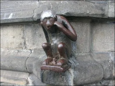 Ce petit singe  porte bonheur  se trouve sur la Grand Place de :