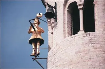 Sonne les cloches au sommet de la collgiale de :