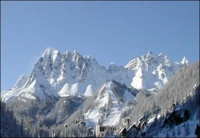 La chane de montagnes du Jura, en France, culmine  :