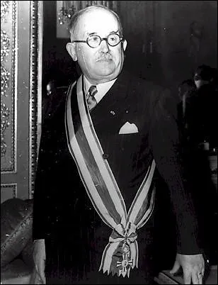 Premier prsident de la IVe Rpublique, qui voit le jour aprs la Seconde Guerre mondiale, Vincent Auriol est lu en 1947 prsident de la Rpublique. Quelle proposition est errone ?