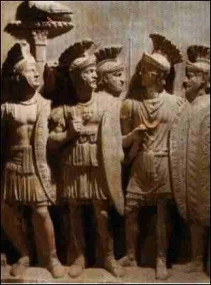 La société romaine repose sur des principes inégalitaires. Se distinguent les "Hommes libres" et les "Hommes non-libres". Qui compose la classe des non-privilégiés ?