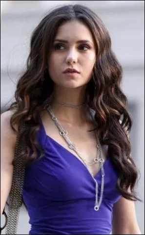 Que lui annonce Katherine lorsqu'elle revient  Mystic Falls ?