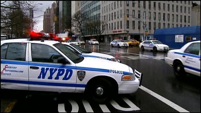Encore sur votre petit écran, deux policiers d'une autre série patrouillent à bord d'une voiture estampillée N. Y. P. D. Que veulent dire ces quatre lettres ?