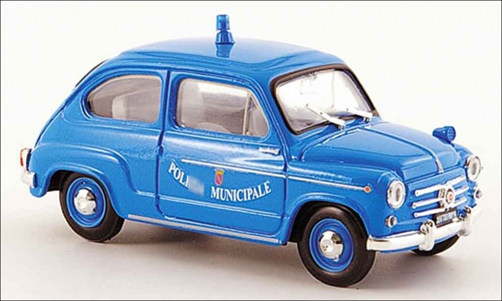 Grand voyageur, vous ramenez cette miniature de Fiat 500 de votre escapade en Italie. Sur la portière, il y a écrit :