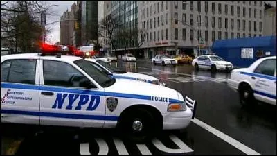 Encore sur votre petit cran, deux policiers d'une autre srie patrouillent  bord d'une voiture estampille N. Y. P. D. Que veulent dire ces quatre lettres ?