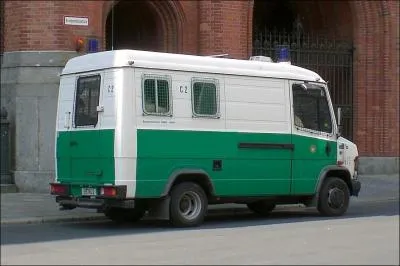 Une promenade dans les rues de Berlin vous amne  passer devant un poste de police. Quelle inscription pouvez-vous lire sur ce fourgon vert ?