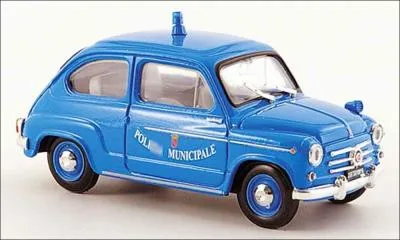 Grand voyageur, vous ramenez cette miniature de Fiat 500 de votre escapade en Italie. Sur la portire, il y a crit :