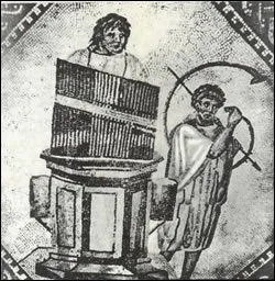 Terminons en musique. Il s'agit du premier orgue de l'histoire, originaire d'Alexandrie. Ce noble instrument est pratiqu par les patriciens.