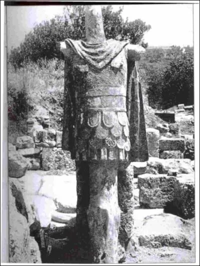 L'arme et la guerre. Aprs une victoire, les soldats remercient les dieux en dcorant un tronc d'arbre avec les armes prises sur l'ennemi. Comment cela s'appelle-t-il ?