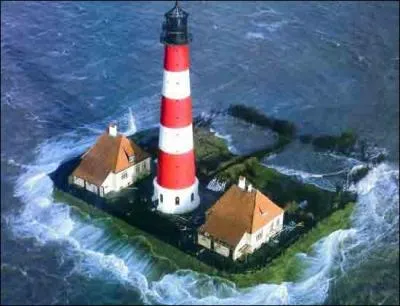 Qui a crit ce roman : Le phare du bout du monde ?