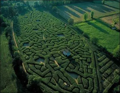 Cette chanteuse, compagne d'un fumeur de cigares, nous interprte : La maison o j'ai grandi !