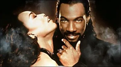 Enfin, il incarne un terrifiant vampire assoiff� de sang :