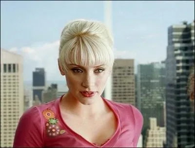 Voici Gwen Stacy, qui a la fcheuse manie de toujours se mettre en danger :