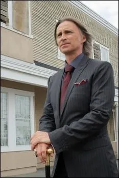 Emma menace doublement Regina, de la priver de Henry par voie lgale, mais aussi de  lever  la maldiction. Pourquoi Regina ne dcide-t-elle pas d'assassiner Emma pour s'en dbarrasser ?