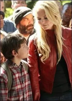 Afin de sauver Henri, Emma est contrainte de s'associer  Regina, car il lui faut connatre les sortilges ncessaires  la survie du petit garon. Qui va donner la solution  suivre ?