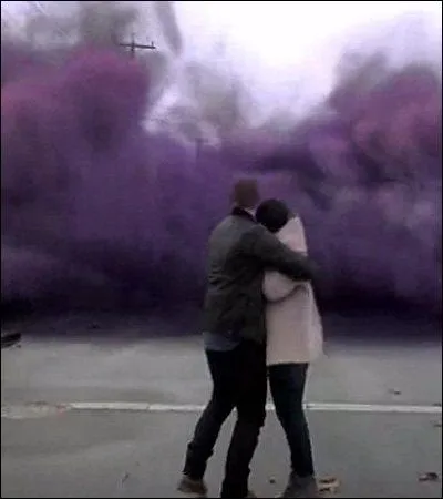 Toute la ville se souvient dsormais, et l'horloge se remet en marche enfin. Mais Mr Gold, toujours soucieux d'assurer ses arrires, se rend avec Belle au puits magique afin d'en librer... ?