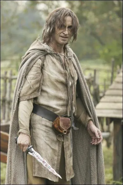 Rumplestiltskin tente de soustraire son fils Baelfire  la conscription pour la Guerre contre les gants. Il va tre aid pour cela par ?
