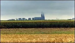 Laquelle de ces cathdrales franaises a t la premire  tre distingue par l'Unesco et classe en 1979 ?