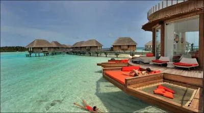 Quel clbre club, vendeur de bonheur tarif, possde un trident dans son logo ?