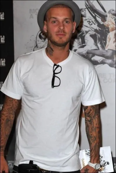 En novembre 2004, dans son premier album quelles musiques sort-il ?