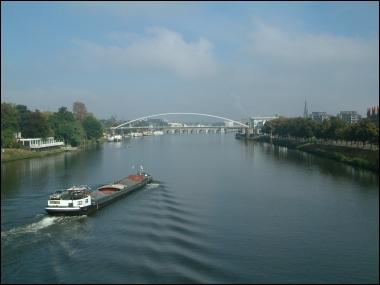 La Meuse se jette dans : ( au  plan Delta  Hollande )