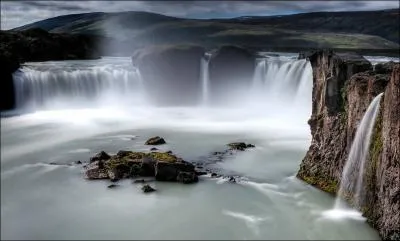 Quel est le titre de ce film dramatique d'Olivier Hirschbiegel, sorti en 2005, avec Bruno Ganz dans le rle principal, qui relate les dernires heures d'Hitler ?