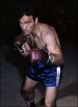 Boxeur franais n  Sidi Bel Abbs le 22 juillet 1916. Il fut champion du monde des poids moyens en 1948, mais le  bombardier marocain , son surnom, meurt dans un accident d'avion le 28 octobre 1949.