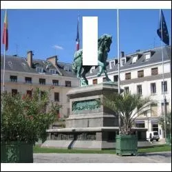 Quelle est la particularit de la statue questre de Jeanne d'Arc, visible sur la place du Martroi, au centre ville d'Orlans ?
