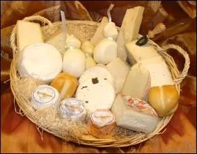 Les Romains apprciaient les fromages. Pline l'Ancien en voque un, en Gaule, au lait de brebis, semblable au ... , mais  Rome on se rgalait avec le  moretum . De quoi est-il l'anctre ?
