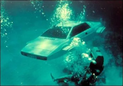 Et qui n'a jamais rv d'une Lotus Esprit amphibie afin d'explorer les fonds marins ? James Bond l'a fait dans :