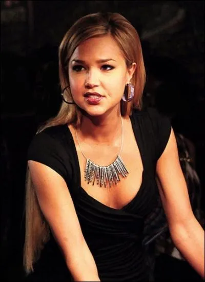 Elle a russi  convaincre Stefan de sortir, mais un problme survient lors de cette soire. Lequel ? 