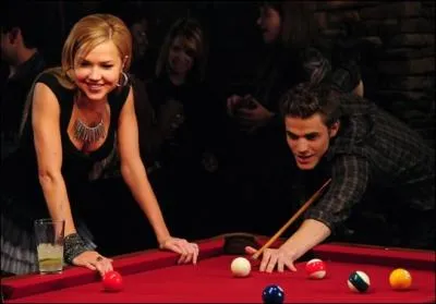 En arrivant, elle rencontre Elena. Pourquoi critique-t-elle sa relation avec Stefan ?