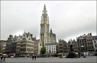 Le plus vaste monument de Belgique. De style gothique, son dification dbuta en 1352 pour ne s'achever qu'en 1521. L'intrieur de la cathdrale reprsente  lui seul un muse de l'art religieux flamand :