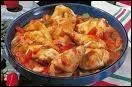 Quelle est l'appellation de ce poulet cuisin avec des tomates, des poivrons, de l'al et du vin blanc ?