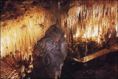 Dans quel gouffre trouve-t-on un puits naturel de prs de 50 mtres de profondeur ?