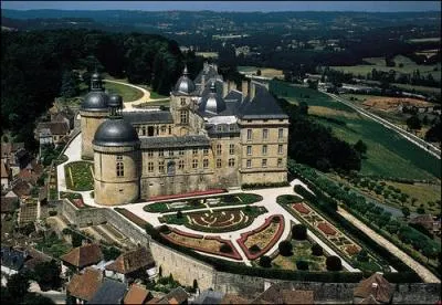 De quel roi de France, Marie de Hautefort fut-elle la favorite ?