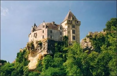 A quel rang des dpartements franais, la Dordogne est-elle classe pour la densit de ses chteaux et manoirs ?