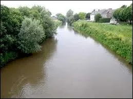 Vrai ou faux : le Couesnon prend sa source dans la Baie du Mont-Saint-Michel ( 50 ).