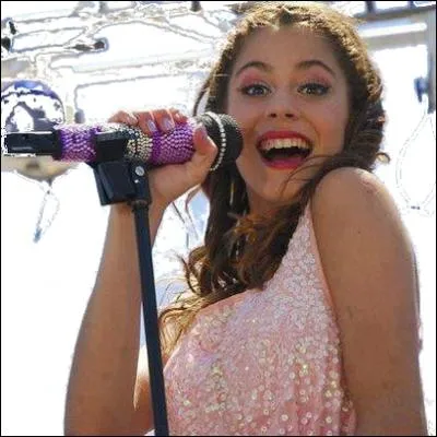 A qui Violetta lance-t-elle un duel ? (pour savoir qui dcideras la chanson quelle chanteront toutes les 2 )