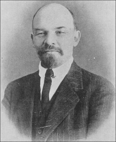  cause de quel vnement Lnine et les bolchevicks vont-ils se retrouver au pouvoir de l'URSS ?