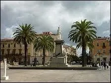 Voici une place de Sardaigne.  quelle ville appartient cette image ?