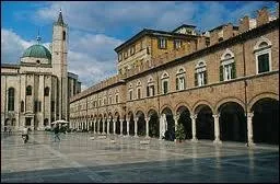 Cette image correspond  une ville des Marches. Donnez son nom.