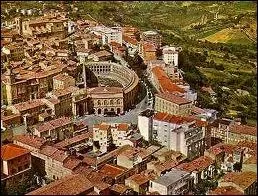 Voici une autre ville des Marches : quel est le nom de cette localit dont nous pouvons apercevoir les arnes sur cette vue du ciel ?