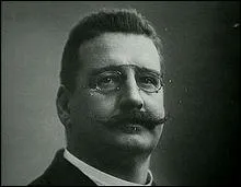 Son fils rencontre Hitler en 1921 et tombe sous son influence, lorsque Hitler prend la direction du NSDAP, il devient son secrtaire particulier. Quel est le nom de son fils, n  Alexandrie ?