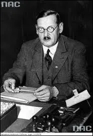 Fin 1921, Hitler l'vince et prend la direction du parti (NSDAP). Quel est ce serrurier qui fonde le Parti ouvrier allemand (DAP) en 1919 ?