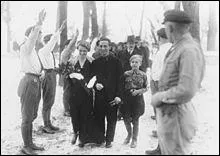 Il dnonait le systme capitaliste, voulait supprimer la proprit prive et rejoindra l'aile droite du parti en 1921. Quel est cet universitaire nazi plus proche des frres Strasser que d'Hitler ?