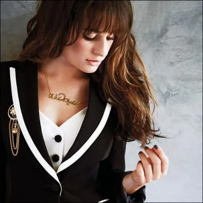 Pourquoi a-t-elle dcid d'enlever son nom de famille  Sarfati  et de prendre son deuxime nom  Michele   la place ?