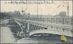Sous le Pont Mirabeau coule la Seine, et nos amours faut-il qu'il m'en souvienne ...
