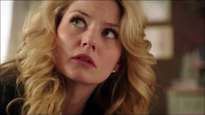 Quelle est la couleur de la veste en cuir d'Emma ? (Le plus souvent)