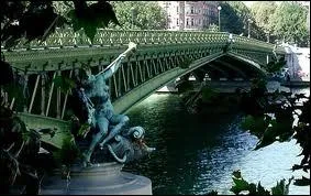Qui est l'auteur de ces vers : « Sous le Pont Mirabeau coule la Seine Et nos amours Faut-il qu'il m'en souvienne La joie venait toujours après la peine » ?